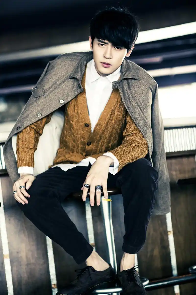 中风度翩翩的高君宇,他是《班淑传奇》中正邪分明的孪生兄弟霍桓与霍