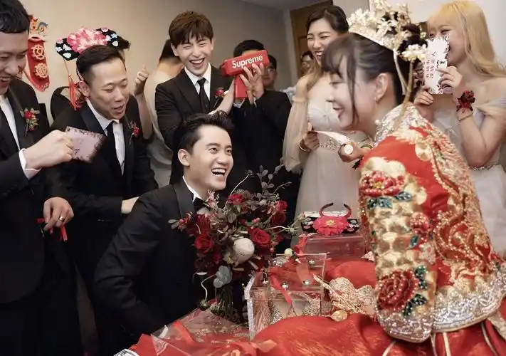 邓伦当伴郎高清照曝光婚礼上哭成泪人拿纸巾擦眼泪变小哭包