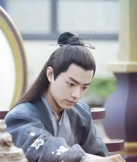 肖战"学长造型"照片遭疯传,大他的颜值在圈内属于什么水平?