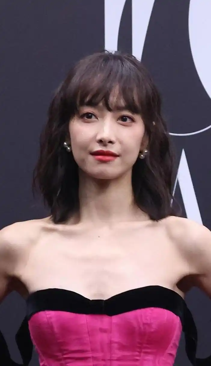 宋茜在出席某红毯上的生图流出,肋骨明显,脸部多处凹陷且显疲惫