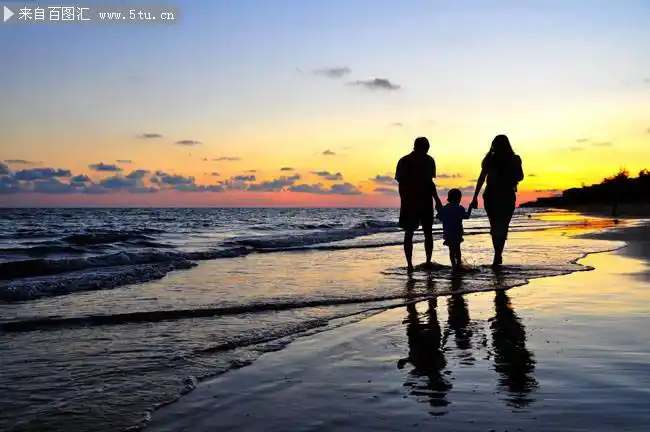 一家三口海边图片三亚湾风景图片