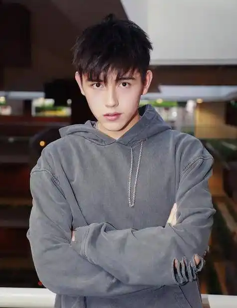 张艺谋大儿子张壹男近照曝光,这模样能和陈凯歌儿子比吗?