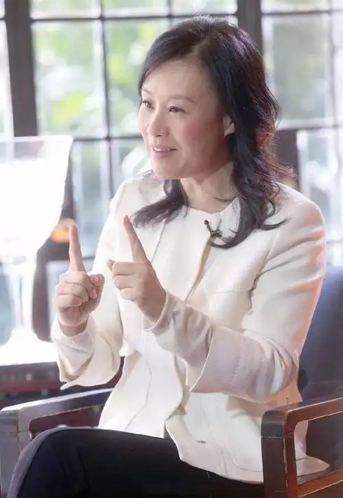 早前邬君梅素颜录访谈节目笑出满脸褶子也不修图太真实了