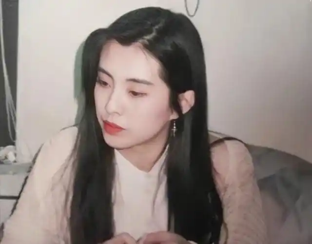 52岁王祖贤近况曝光!侧颜照气质出众似少女,却被坐姿暴露年龄?