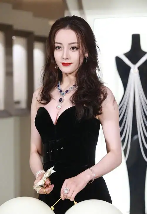 迪丽热巴身着一袭黑色低胸礼服搭配精致珠宝现身活动 妩媚迷人