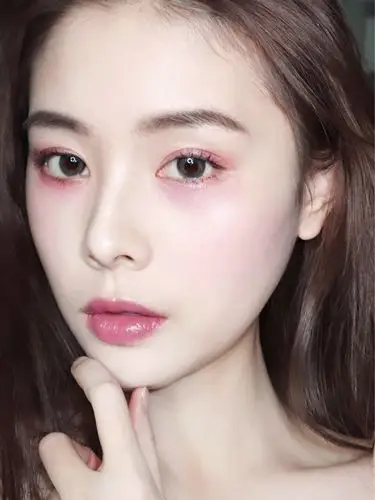 「桃色病娇妆」通过泫雅的病娇妆给的灵感!