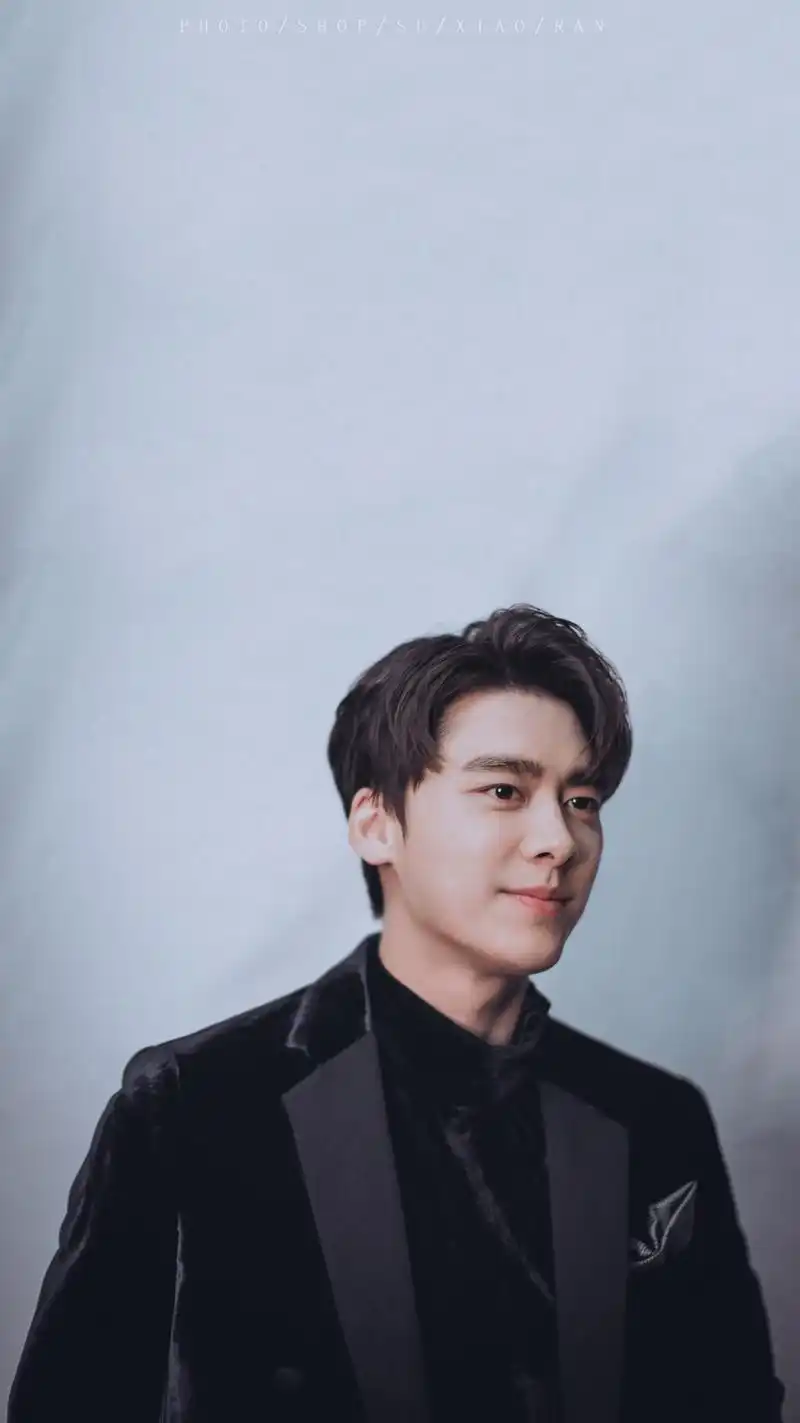 李易峰高清壁纸:西装革履,如翩翩公子踏红尘而来.