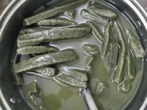 每逢三月三,人们都会动手制作鸡屎藤籺煮糖水喝