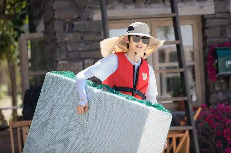 海边大片 惬意少年#刘昊然#显脸小的墨镜  #海边