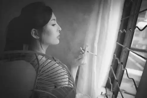 抽烟的女人