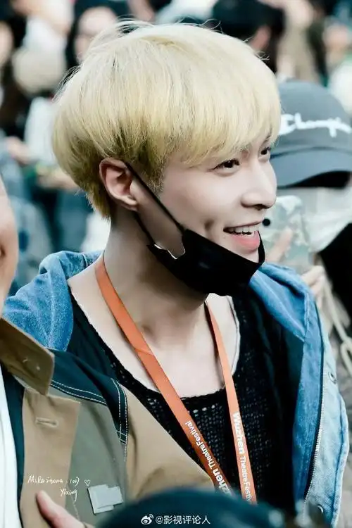 张艺兴现身2023乌镇戏剧节#今天的张艺兴好可爱!皮肤好白好漂亮!