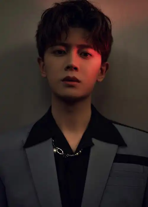 任嘉伦最新造型 半隐光影里释放型男魅力