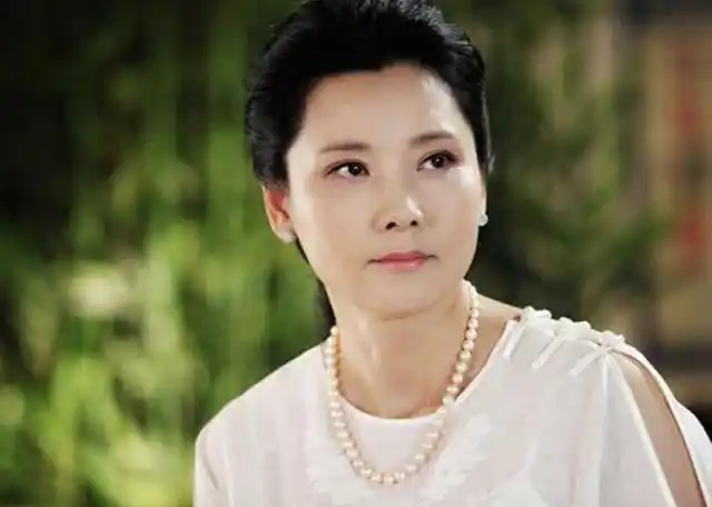 丝毫看不出是马上就要60岁的人,大家怎样看待何赛飞这位女演员?