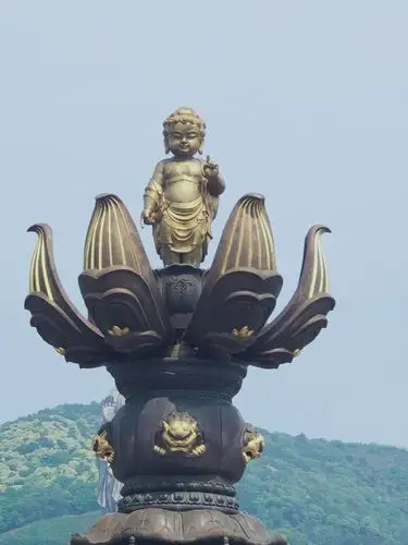 佛祖释迦摩尼出生时婴孩像,一手指天,一手指地,意为:天上地下唯我独尊