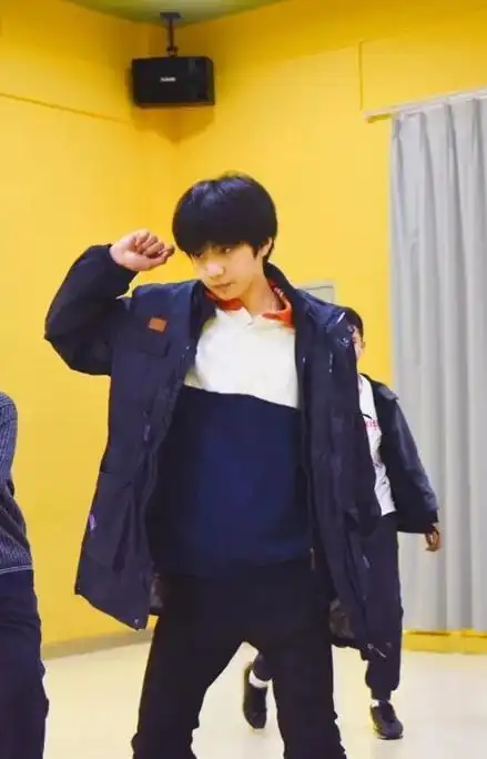 巴蜀中学-公众号@时代少年团-刘耀文#玖贰叁号耀月集装箱展览#96