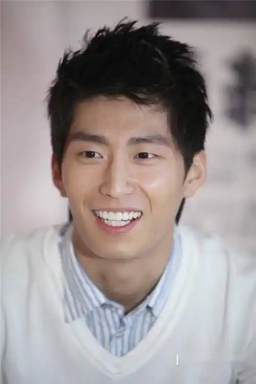 窦骁十年前旧照曝光 23岁的萧北辰笑容阳光灿烂