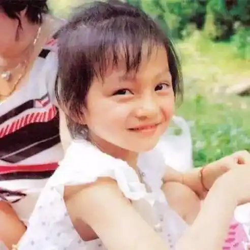 (小时候的张韶涵) 或许,她就是上帝派来安慰凡间人们的天使吧,不然,她