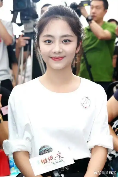 谭松韵她长相不惊艳, 不属于大美女,但演戏很灵动 演学生不出戏,现代