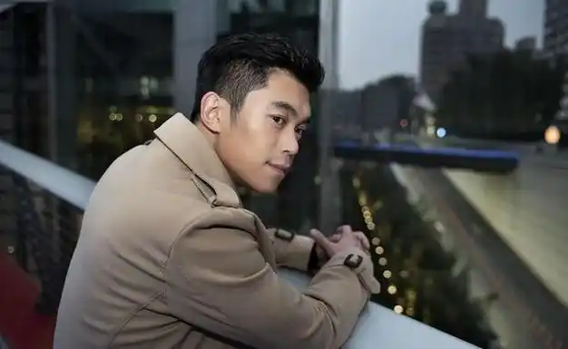 《醉鼓》吸引,而萌发了当舞蹈演员的想法,而后高考考上了北京舞蹈学院