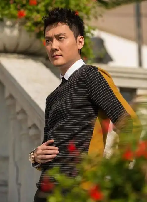 冯绍峰为《星光邦》拍摄一组大片 成熟稳重尽显男人魅力,明星