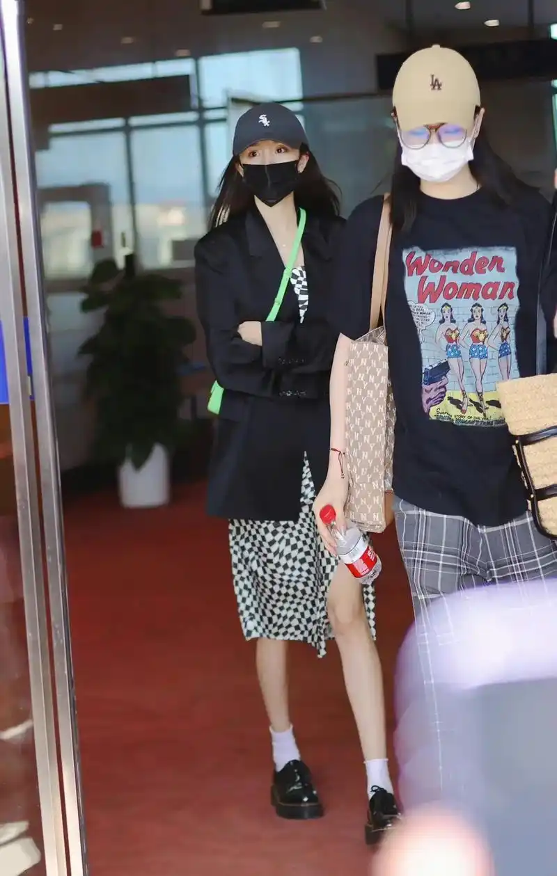 杨幂 #杨幂穿搭 #机场穿搭 #杨幂身材 #向全世界安利杨 - 抖音