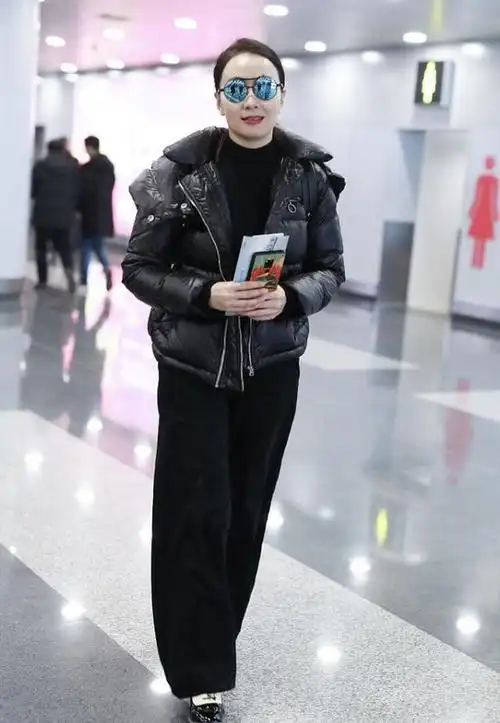 陶虹现身机场黑色毛衣搭同色羽绒服超保暖戴彩色墨镜酷劲十足