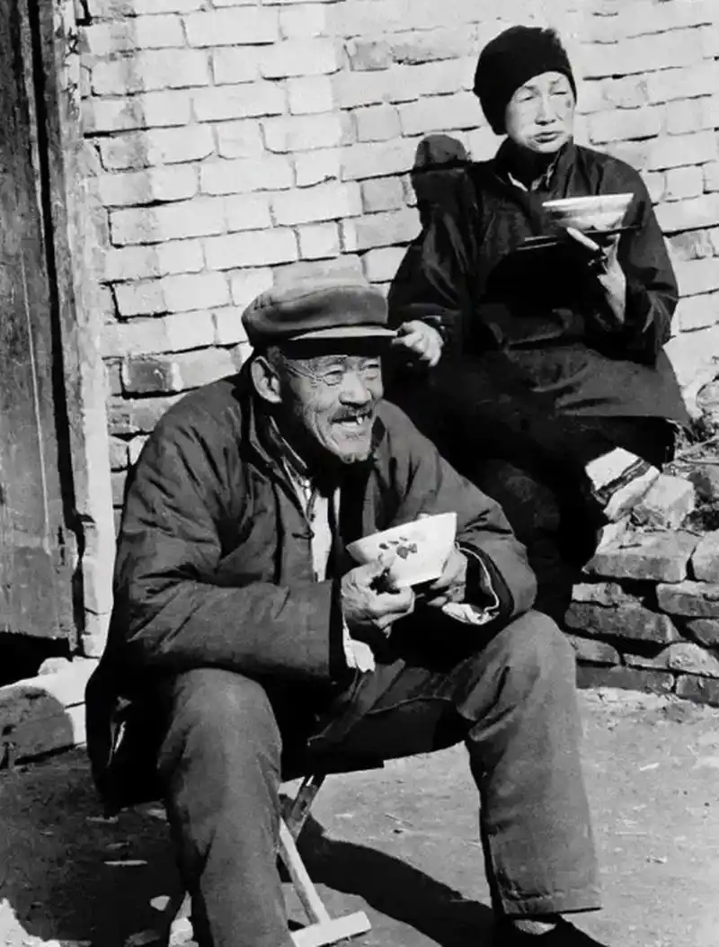 在70年代的农村,门口吃饭是一种常见的生活场景.