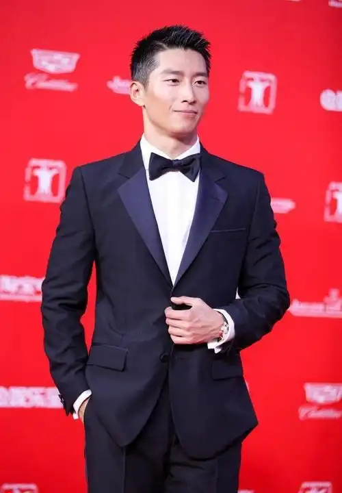 盘点下窦骁这些年换过的发型,阳光型男也曾有过非主流发型