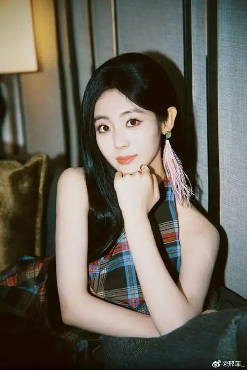 邢菲羽毛耳环##邢菲挂耳粉羽