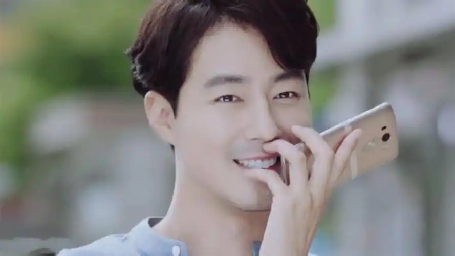 温和儒雅又痞帅痞帅的帅大叔 赵寅成《没关系,是爱情啊》剧照