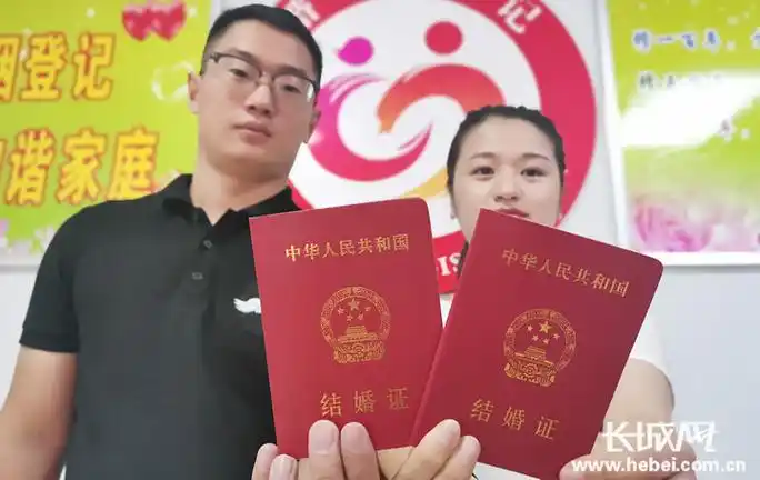 一对新人向记者展示刚刚拿到的结婚证.长城新媒体记者 胡竞文 摄