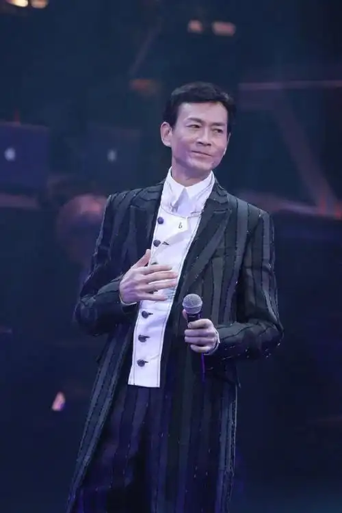 75岁郑少秋还有偶像包袱常年戴假发身材不发福气质儒雅高级