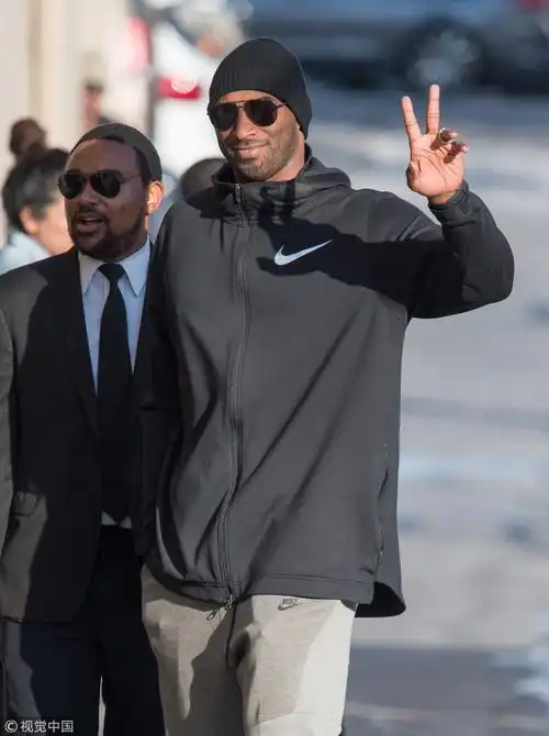 [高清组图]科比一身运动装架黑超眼镜帅炸