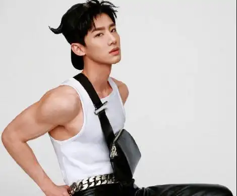 白敬亭穿背心露结实手臂线条,镜头前展现型男魅力!