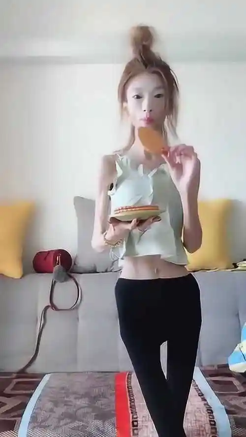 小姐姐瘦的像骷髅小口吃着饼干,一转身实在太恐怖了