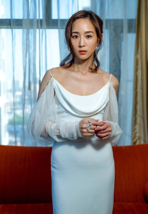 经常健身的女人看着真壮,张钧甯穿着吊带,感觉身上都是肌肉_腾讯新闻