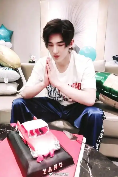 杨洋0909生日快乐#杨洋生日许愿照合集 满满的仪式感 岁月漫漫 皇是
