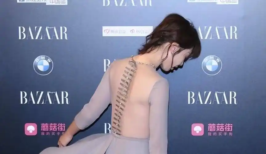 白百何虽然长得很清纯,但穿上透视裙依旧很妩媚,秀出美背好撩人_服装