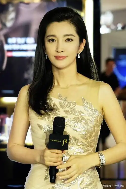 李冰冰,出生于1973年,是中国内地知名的女演员,在影视圈有着广泛的