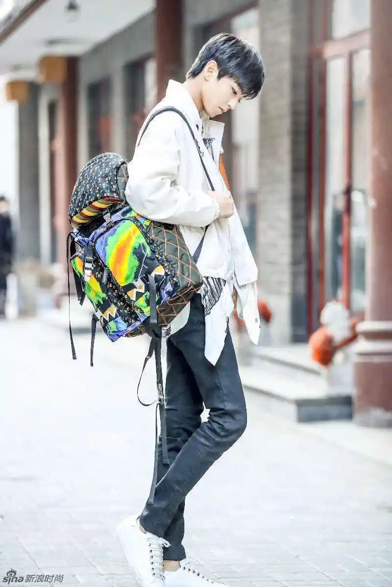 发福利 王俊凯炫彩酷装亮相街头