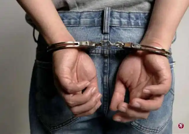 法官表示,为女嫌疑人上铐是执法行为,被告人李斯杰乘人之危,滥用职权