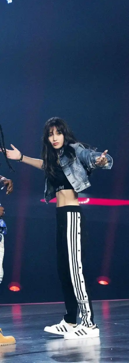 angelababy身材好可,泡泡袖露脐装配牛仔裤,纤细小蛮腰一览无余