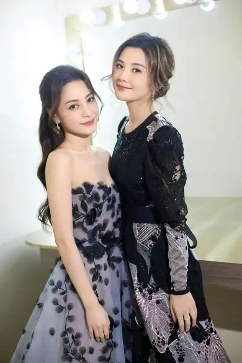 twins合体拍大片两人对镜头比心甜美依旧