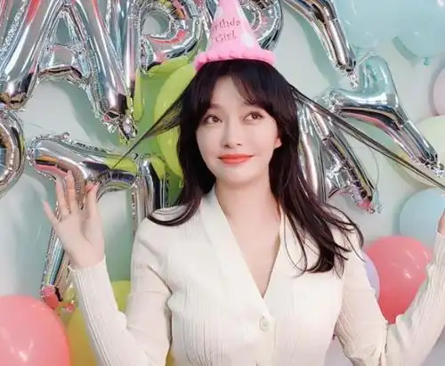 别的女星生日都送蛋糕,看秦岚收到啥礼物,这才符合41岁明星身份