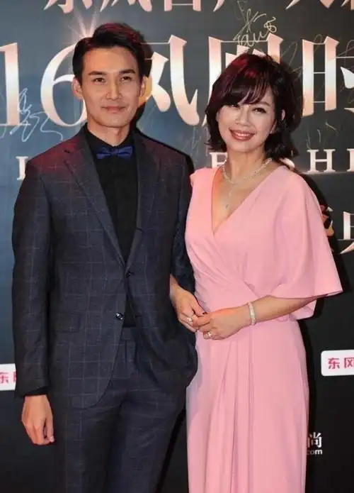 陈松伶与丈夫现身一场演出,一身粉色连衣裙显得过于年轻