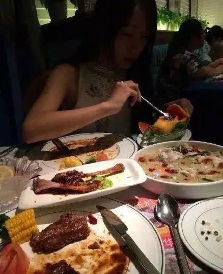 跟你约会吃饭并不是因为喜欢只是想蹭个饭而已