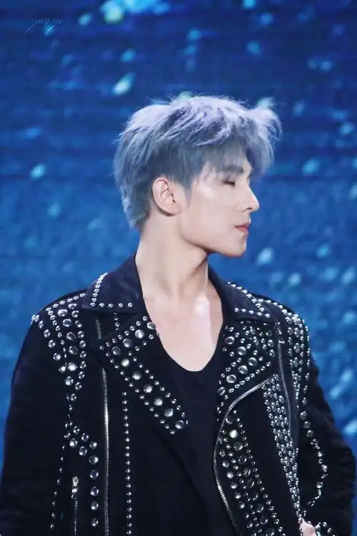 杨洋说之前的舞台表演已经是绝唱#绝美蓝发,门面担当,我还想再看