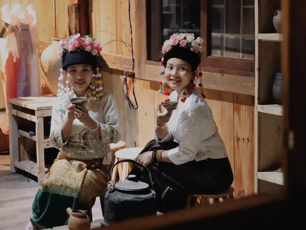 布朗族的火塘烤茶文化,是一种历史悠久的文化传统.