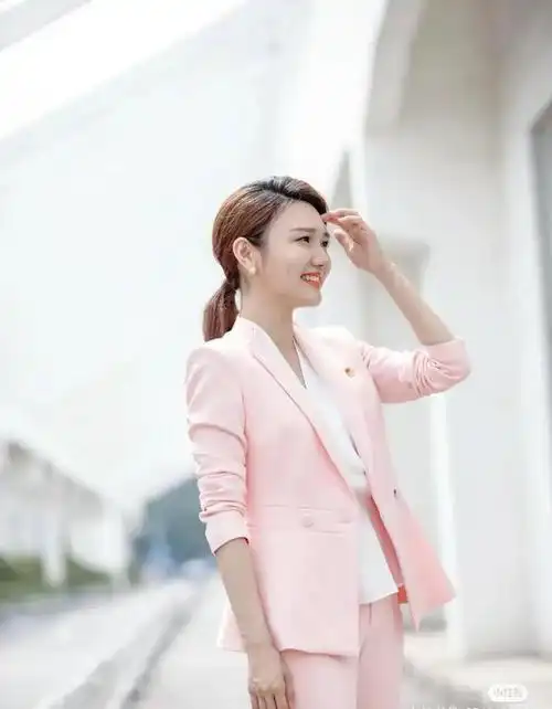 央视主持人龙洋,龙年喜气洋洋,才貌双全,身穿红色礼服美翻天!