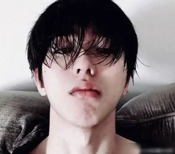 这个蔡徐坤在深夜写歌和拍照,胡子有独特的魅力_坤坤_照片_网友